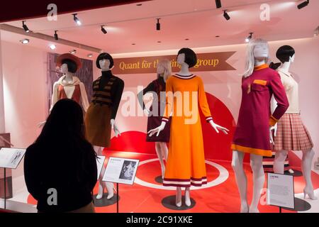 Weibliche Blick auf die Ausstellung, Mary Quant's Fashion Exhibition bei V&A, London, UK Stockfoto