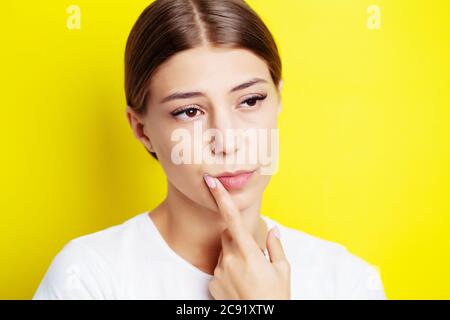 Junge Frau hat kalte Wunden auf den Lippen Stockfoto