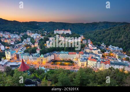 Karlsbad, Tschechische Republik. Luftbild von Karlovy Vary (Karlsbad), in Westböhmen bei schönem Sonnenaufgang. Stockfoto