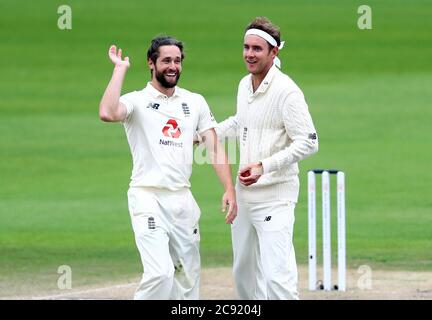 Englands Chris Woakes (links) feiert das Wicket von West Indies' Shai Hope (nicht abgebildet) mit Stuart Broad (rechts), der den Fang am fünften Tag des dritten Tests im Emirates Old Trafford, Manchester, machte. Stockfoto