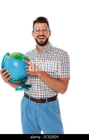 Happy Nerd zeigt mit dem Finger auf Globus isoliert auf weiß Stockfoto