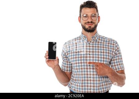 Positive Nerd zeigt mit dem Finger auf Smartphone mit leerem Bildschirm isoliert auf weiß Stockfoto