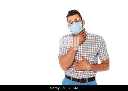 Nerd in medizinische Maske berühren Hals und Bauch isoliert auf weiß Stockfoto