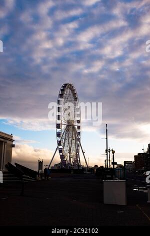 Worthing Seafront West Sussex England UK - die Worthing Wheel Touristenattraktion auf dem Abschlussball Stockfoto