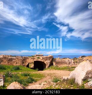 Gräber der Könige, Archäologisches Museum in der Nähe von Paphos Stadt, Zypern. Panoramabild mit Federwolken am Himmel mit Horizont über Wasser. Stockfoto