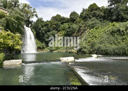 Blick auf die Wasserfälle von Isola del Liri, einem mittelalterlichen Dorf in der Provinz Frosinone, Italien. Stockfoto