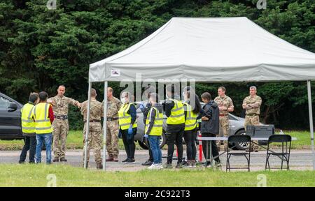 Brentwood Essex 28. Juli 2020 ein mobiles Covid-19 Testzentrum mit Armeebesetzung auf dem Parkplatz des Brentwood Freizeitzentrums, Brentwood Essex. Kredit: Ian Davidson/Alamy Live Nachrichten Stockfoto