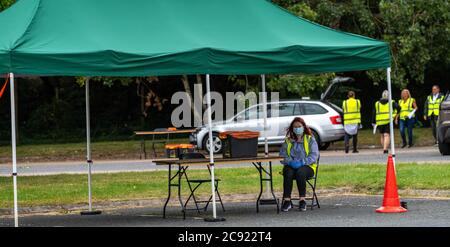 Brentwood Essex 28. Juli 2020 ein mobiles Covid-19 Testzentrum mit Armeebesetzung auf dem Parkplatz des Brentwood Freizeitzentrums, Brentwood Essex. Kredit: Ian Davidson/Alamy Live Nachrichten Stockfoto