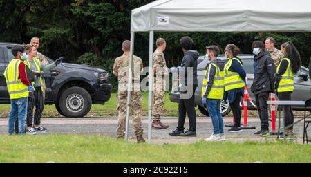 Brentwood Essex 28. Juli 2020 ein mobiles Covid-19 Testzentrum mit Armeebesetzung auf dem Parkplatz des Brentwood Freizeitzentrums, Brentwood Essex. Kredit: Ian Davidson/Alamy Live Nachrichten Stockfoto