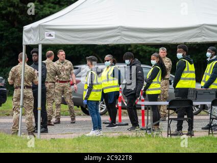 Brentwood Essex 28. Juli 2020 ein mobiles Covid-19 Testzentrum mit Armeebesetzung auf dem Parkplatz des Brentwood Freizeitzentrums, Brentwood Essex. Kredit: Ian Davidson/Alamy Live Nachrichten Stockfoto