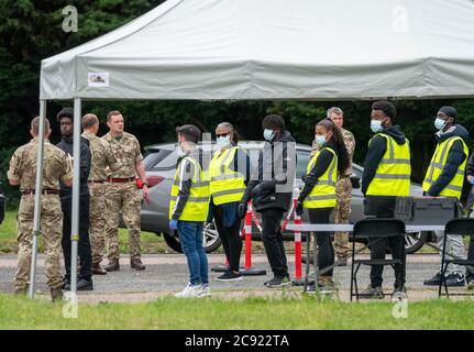 Brentwood Essex 28. Juli 2020 ein mobiles Covid-19 Testzentrum mit Armeebesetzung auf dem Parkplatz des Brentwood Freizeitzentrums, Brentwood Essex. Kredit: Ian Davidson/Alamy Live Nachrichten Stockfoto