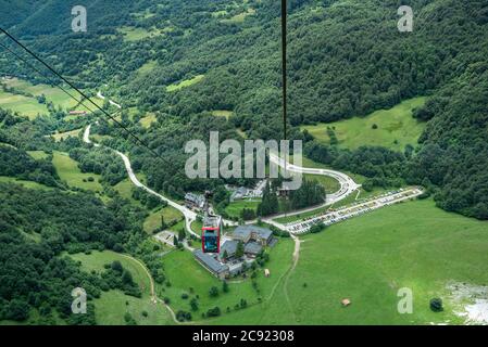 Blick von der Seilbahn auf Fuente De an einem klaren Tag. Stockfoto