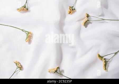 Draufsicht auf Voile Stoff Hintergrund mit Blumen mit Platz für Text Stockfoto