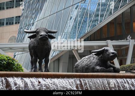 Bronzeskulpturen Wasserbüffel von der englischen Bildhauerin Elisabeth Frink. Symbol der HK-Börse - der Börsenplatz in Central, Ho Stockfoto