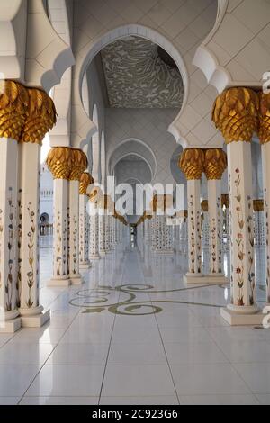 Abu Dhabi, VAE - März 2020: Weiße Marmorsäulen und Arkaden der weltberühmten Sheikh zayed Grand Moschee Stockfoto