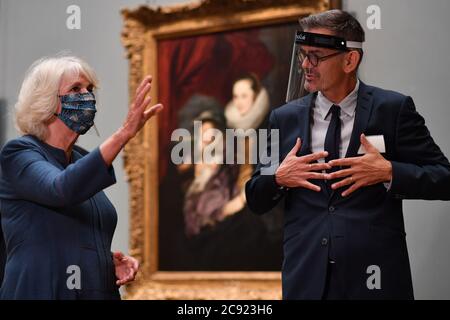 Die Herzogin von Cornwall spricht mit dem Konservierungsleiter Larry Keith vor dem neu restaurierten Pferdeporträt Karls I. des flämischen Künstlers Anthony Van Dyck bei einem Besuch in der kürzlich wiedereröffneten National Gallery in London. Stockfoto