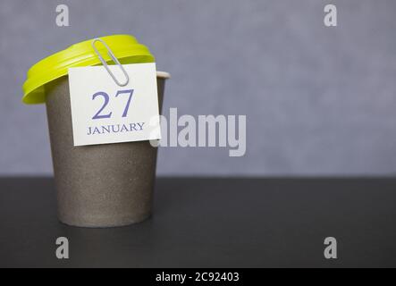 Kaffeetasse mit Kalenderdaten für Januar 27, Wintersaison. Zeit für erholsame Pausen und Ferien. Stockfoto