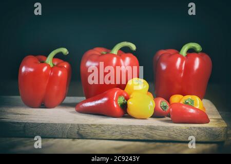 Frische Bio-Paprika auf einem Holzbrett Stockfoto