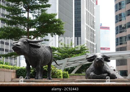 Bronzeskulpturen Wasserbüffel von der englischen Bildhauerin Elisabeth Frink. Symbol der HK-Börse - der Börsenplatz in Central, Ho Stockfoto