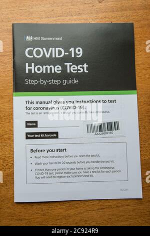 Potters Bar, Großbritannien. 27. Juli 2020. Die Schritt-für-Schritt-Anleitung der britischen Regierung lieferte Covid-19 Home Test Kit. David Rowe/Alamy Stock Stockfoto