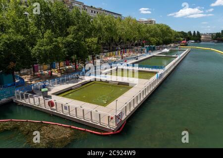 Die Pariser Kanalsummer-Pools am Bassin de la Villette sind wegen bakterieller Verschmutzung während eines Coronavirus-Ausbruchs vorübergehend geschlossen. Stockfoto