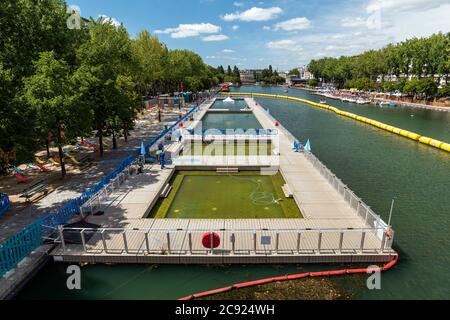 Die Pariser Kanalsummer-Pools am Bassin de la Villette sind wegen bakterieller Verschmutzung während eines Coronavirus-Ausbruchs vorübergehend geschlossen. Stockfoto