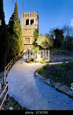 Eingangsturm zur Scaligerburg von Tregnago. Tregnago, Illasi-Tal, Provinz Verona, Venetien, Italien, Europa. Stockfoto