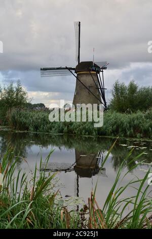 Windmühlen in Kinderdijk an einem bewölkten Sommertag in den Niederlanden. Sommer. Stockfoto