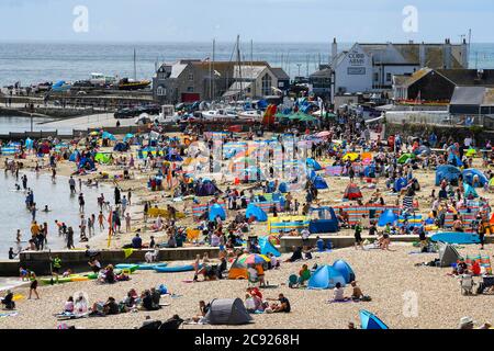 Lyme Regis, Dorset, Großbritannien. Juli 2020. Wetter in Großbritannien. Der Strand ist voll, als Urlauber und Sonnenanbeter strömen in den Badeort Lyme Regis in Dorset an einem Tag der heißen Sonneneinflucht. Bildquelle: Graham Hunt/Alamy Live News Stockfoto