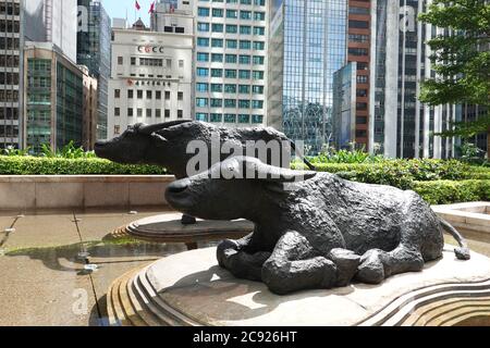 Bullen außerhalb der Börse von Hongkong, auf dem Exchange Square in Central, Hongkong. Statue des Wasserbüffels von der englischen Bildhauerin Elisabeth Frink Stockfoto