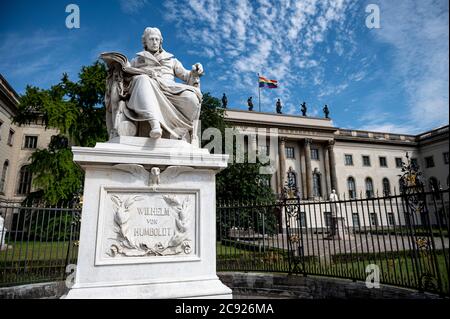 Berlin, Deutschland. Juli 2020. Die Statue von Wilhelm von Humboldt vor dem Hauptgebäude der Humboldt-Universität zu Berlin. Quelle: Fabian Sommer/dpa/Alamy Live News Stockfoto