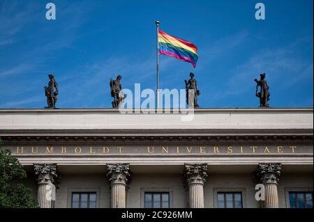 Berlin, Deutschland. Juli 2020. Das Hauptgebäude der Humboldt-Universität zu Berlin, auf dem eine Regenbogenfahne winkt. Quelle: Fabian Sommer/dpa/Alamy Live News Stockfoto