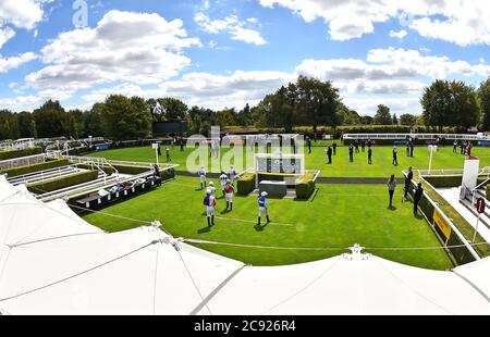 Jockeys betreten den Paradering vor dem British European Breeders Fund EBF Fillies' Handicap am ersten Tag des Goodwood Festivals auf der Goodwood Racecourse, Chichester. Stockfoto