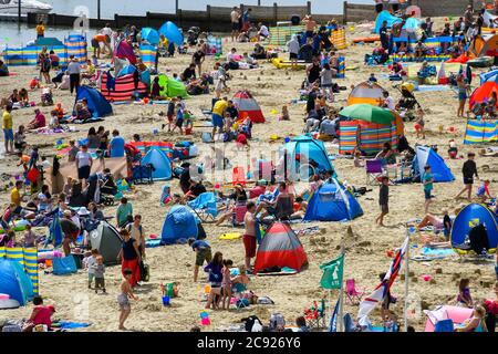Lyme Regis, Dorset, Großbritannien. Juli 2020. Wetter in Großbritannien. Der Strand ist voll, als Urlauber und Sonnenanbeter strömen in den Badeort Lyme Regis in Dorset an einem Tag der heißen Sonneneinflucht. Bildquelle: Graham Hunt/Alamy Live News Stockfoto