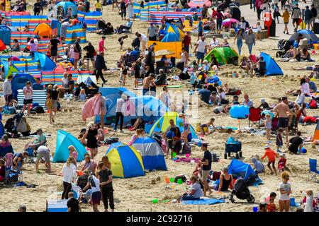 Lyme Regis, Dorset, Großbritannien. Juli 2020. Wetter in Großbritannien. Der Strand ist voll, als Urlauber und Sonnenanbeter strömen in den Badeort Lyme Regis in Dorset an einem Tag der heißen Sonneneinflucht. Bildquelle: Graham Hunt/Alamy Live News Stockfoto