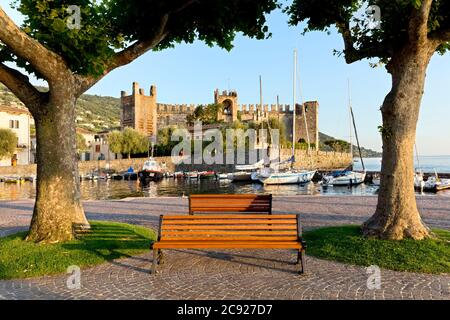 Das Seeufer von Torri del Benaco mit dem Yachthafen und der Scaligerburg. Gardasee, Provinz Verona, Venetien, Italien, Europa. Stockfoto