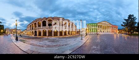 Verona: Das römische Amphitheater der Arena und Barbieri Palast auf dem Bra Platz. Venetien, Italien, Europa. Stockfoto