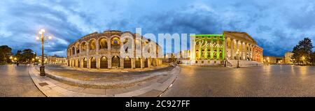 Verona: Das römische Amphitheater der Arena und Barbieri Palast auf dem Bra Platz. Venetien, Italien, Europa. Stockfoto