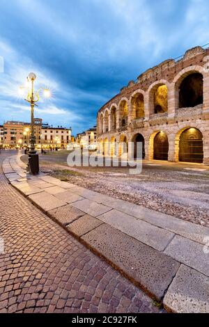 Verona: Der Bra Platz und das römische Amphitheater der Arena. Venetien, Italien, Europa. Stockfoto