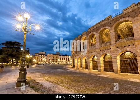 Verona: Der Bra Platz und das römische Amphitheater der Arena. Venetien, Italien, Europa. Stockfoto