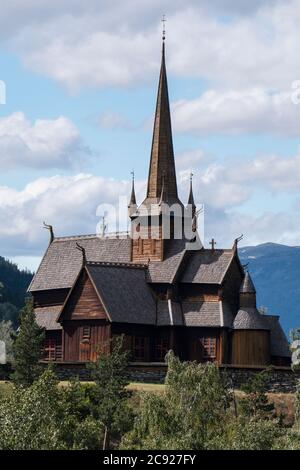 Mittelalterliche hölzerne Lomskyrkja/ Lom Stavechurch/Lom Stabkirche aus Sicht von Lom Dorfzentrum, Fossbergom Stockfoto