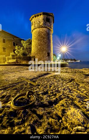 Der alte Turm des Jachthafens von Cassone und des Gardasees. Malcesine, Provinz Verona, Venetien, Italien, Europa. Stockfoto