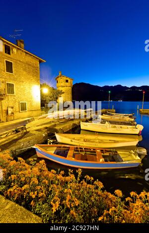 Boote liegen im malerischen Hafen von Cassone. Malcesine, Gardasee, Provinz Verona, Venetien, Italien, Europa. Stockfoto