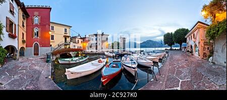 Boote liegen im malerischen Hafen von Cassone. Malcesine, Gardasee, Provinz Verona, Venetien, Italien, Europa. Stockfoto