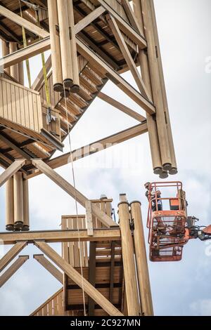 28. Juli 2020, Hessen, Frankfurt/Main: Mit Hilfe eines Krans wird das letzte von insgesamt drei Segmenten des Frankfurter Goetheturms in seine Position gehoben. Der Neubau war notwendig geworden, nachdem der alte Goeteturm Opfer von Brandstiftung geworden war. Foto: Boris Roessler/dpa Stockfoto