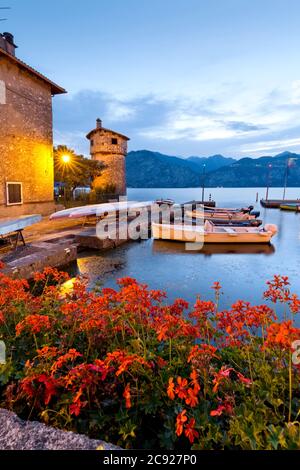 Boote liegen im malerischen Hafen von Cassone. Malcesine, Gardasee, Provinz Verona, Venetien, Italien, Europa. Stockfoto