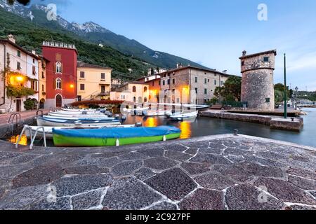 Boote liegen im malerischen Hafen von Cassone. Malcesine, Gardasee, Provinz Verona, Venetien, Italien, Europa. Stockfoto