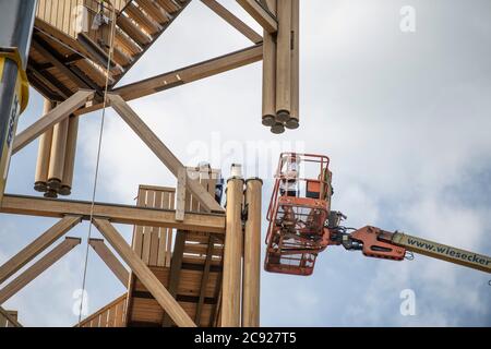 28. Juli 2020, Hessen, Frankfurt/Main: Mit Hilfe eines Krans wird das letzte von insgesamt drei Segmenten des Frankfurter Goetheturms in seine Position gehoben. Der Neubau war notwendig geworden, nachdem der alte Goeteturm Opfer von Brandstiftung geworden war. Foto: Boris Roessler/dpa Stockfoto