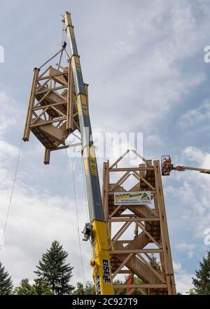 28. Juli 2020, Hessen, Frankfurt/Main: Mit Hilfe eines Krans wird das letzte von insgesamt drei Segmenten des Frankfurter Goetheturms in seine Position gehoben. Der Neubau war notwendig geworden, nachdem der alte Goeteturm Opfer von Brandstiftung geworden war. Foto: Boris Roessler/dpa Stockfoto