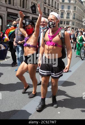 Peter Tatchell und die Mitglieder der ursprünglichen „Gay Liberation Front“ Geoff Hardy und Ted Brown marschieren durch London zum 50. Jahrestag der ersten Gay Pride Veranstaltung mit: Atmosphäre wo: London, Großbritannien Wann: 27 Jun 2020 Kredit: Mario Mitsis/WENN Stockfoto